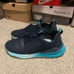 Clove nursing sneakers